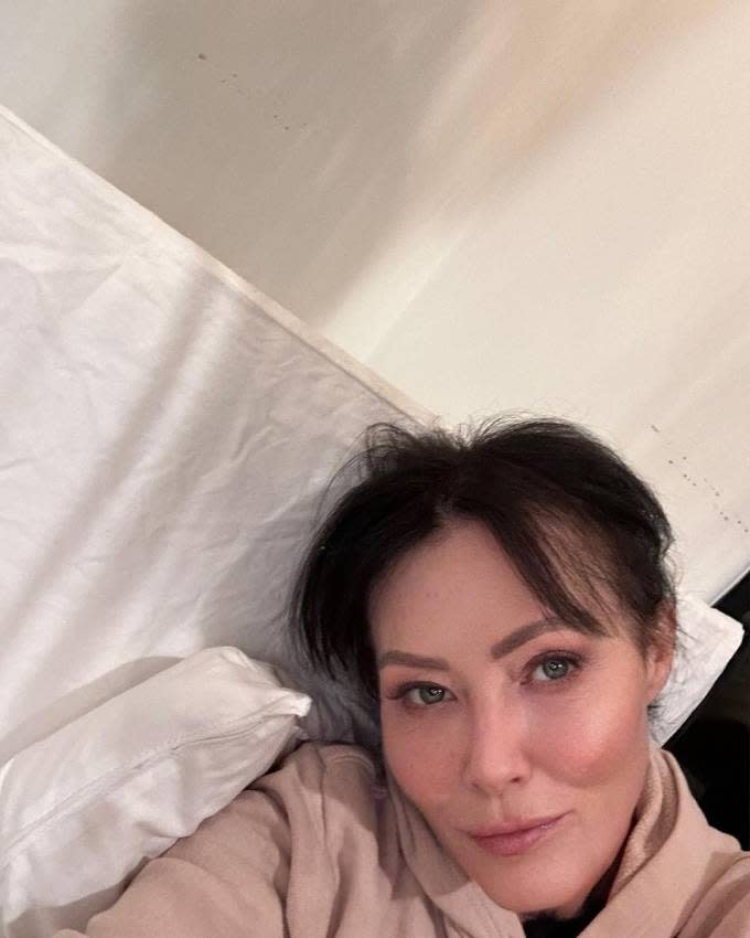 Shannen Doherty en su habitación tumbada