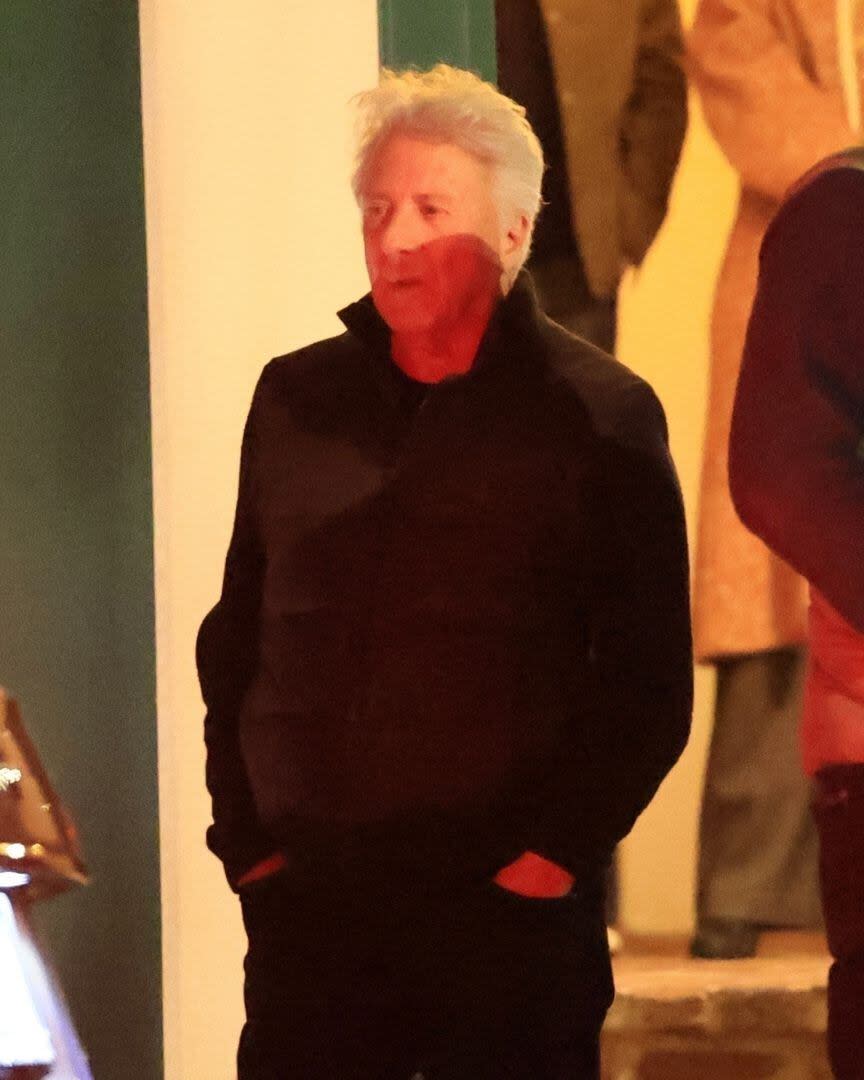 Dustin Hoffman, más serio y elegante que el resto de los comensales