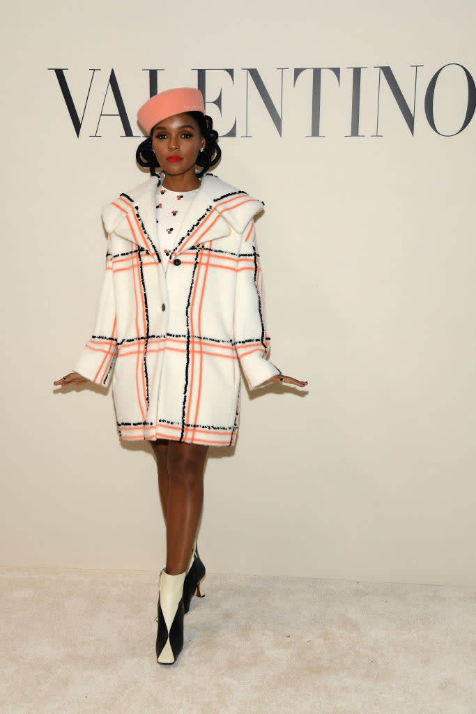 En arborant un pillbox-hat, Janelle Monáe, la serial front-roweuse de cette Paris Fashion Week, s’est inspirée du look de Jackie Kennedy pour assister au défilé Valentino. Un joli hommage quand on sait que la First Lady était plus qu’une fidèle cliente du couturier italien ; ils étaient amis. ©Getty Images