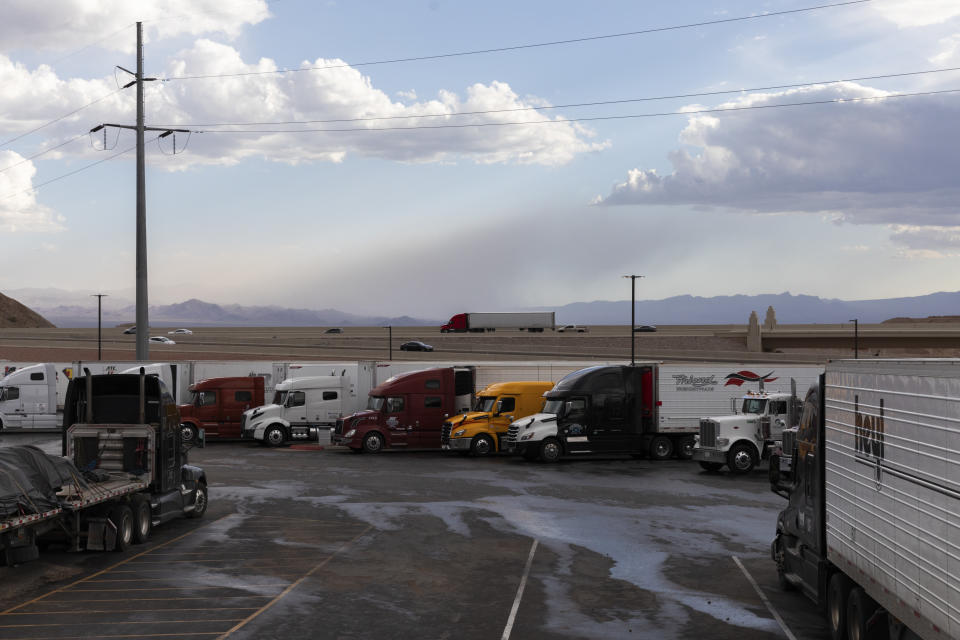 Camiones en Railroad Pass Travel Center de Henderson, Nevada, el 20 de septiembre de 2023. (Mikayla Whitmore/The New York Times).