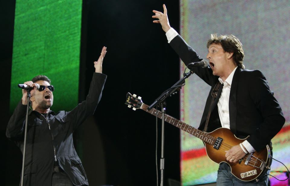 George Michael tritt am 2. Juli 2005 an der Seite von Paul McCartney beim Live 8-Konzert im Londoner Hyde Park auf. (Bild: AP Photo/Lefteris Pitarakis)