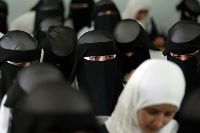 Yemeni girls attend a class on August 1, 2015, in Sanaa as the school reopened after a four-month interruption