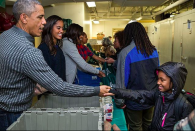 Pour ce Thanksgiving 2019, Barack Obama a indiqué qu'il profitait de Thanksgiving pour manger un peu de dinde, pour regarder un peu de football et surtout pour aider ses prochains. (crédit Instagram Barack Obama)