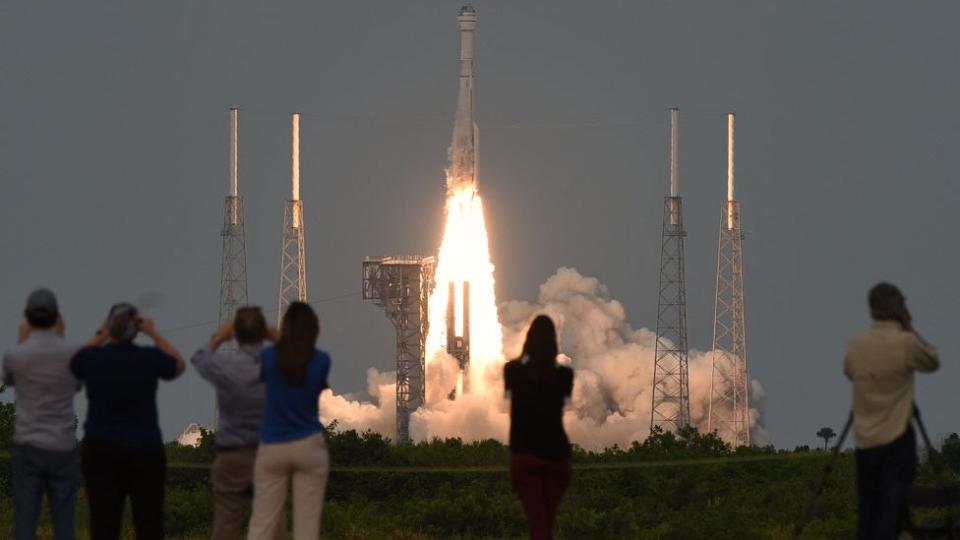 Un enorme cohete Space X despegando desde Cabo Cañaveral.