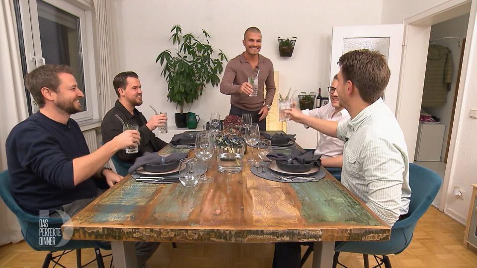 Die Stimmung in der reinen Männerrunde ist schon vor dem ersten Schluck Alkohol top, von links: Thomas, David, Niklas, Marc und Max.
 (Bild: RTL)