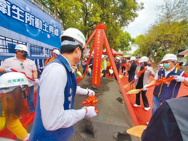 雲林縣崙背鄉衛生所重建終於發包出去，26日舉行動土儀式，雲林縣長張麗善（右二）持鏟動土。（周麗蘭攝）