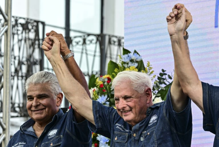 José Raúl Mulino (I) junto al expresidente, Ricardo Martinelli, durante un acto electoral en Ciudad de Panamá, el 3 de febrero de 2024 (MARTIN BERNETTI)