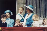 <p>Kein Wunder, dass bei diesem Foto aus dem Jahre 1988 auf den ersten Blick kaum jemand auf Lady Dianas Look achtet – streckt der kleine Prinz Harry doch ganz frech seine Zunge heraus! Wer sich von dem süßen Fratz doch abwenden kann, sieht, dass die Mama mit dem schicken Smoking-Mantel mit farblich abgesetztem Revers und XL-Hut die royale Eleganz auf den Punkt bringt. (Bild: AP) </p>