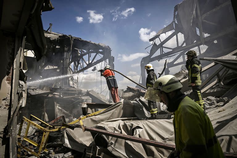 Bombardeos rusos en Bakhmut, en el este de Ucrania. (Photo by Aris Messinis / AFP)