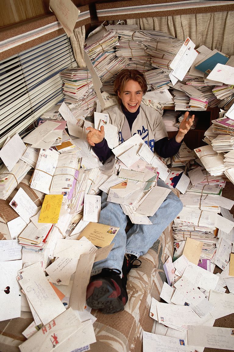 Actor Jonathan Brandis is buried in a pile of mail from fans of his show SeaQuest DSV. (Photo by Lynn Goldsmith/Corbis/VCG via Getty Images)