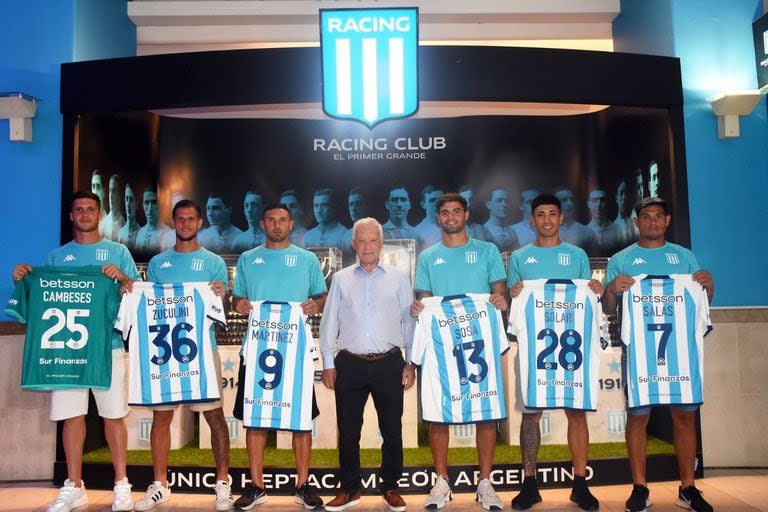 Racing es el club que más futbolistas incorporó; en Avellaneda, frente a Unión, pondrá a prueba su funcionamiento y la respuesta a la presión de ser campeón, el objetivo que explicitó el DT Gustavo Costas.