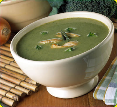 <p>Sopa crema pollo y brócoli</p> <br> <p>1.Ingredientes</p> <br> 1 cebolla<br> 1 cucharada de manteca<br> 500 g. de brocoli<br> 1 litro de agua<br> 1 sobre de Sopa Crema Knorr® de Pollo<br> 1 pechuga de pollo cocida<br> 5 hojas de salvia<br><br> <p>2.Preparación</p> <br> 1 Rehogar la cebolla picada en la manteca derretida hasta que esté transparente. Agregar las cabecitas de brocoli y saltear todo junto hasta que estén tiernas. Reservar algunas cabecitas de brocoli.<br> 2 Preparar la Sopa Crema Knorr® de Pollo como indica el envase.<br> 3 Mezclar ambas preparaciones, hervir un minuto y licuar o procesar.<br> 4 Volver a poner la sopa en la cacerola, hacer hervir, agregar la pechuga de pollo en tiritas y condimentar con pimienta.<br> 5 Servir la sopa con las hojas de salvia fritas y las cabecitas de brocoli.<br><br> <p>3.Consejo</p> <br> Colocar en una sartén con aceite caliente las hojas de salvia hasta que estén crujientes. Escurrir sobre papel absorbente y utilizar. Si se desea agregar ½ taza de crema de leche.<br> (Foto: Yahoo! Cocina)