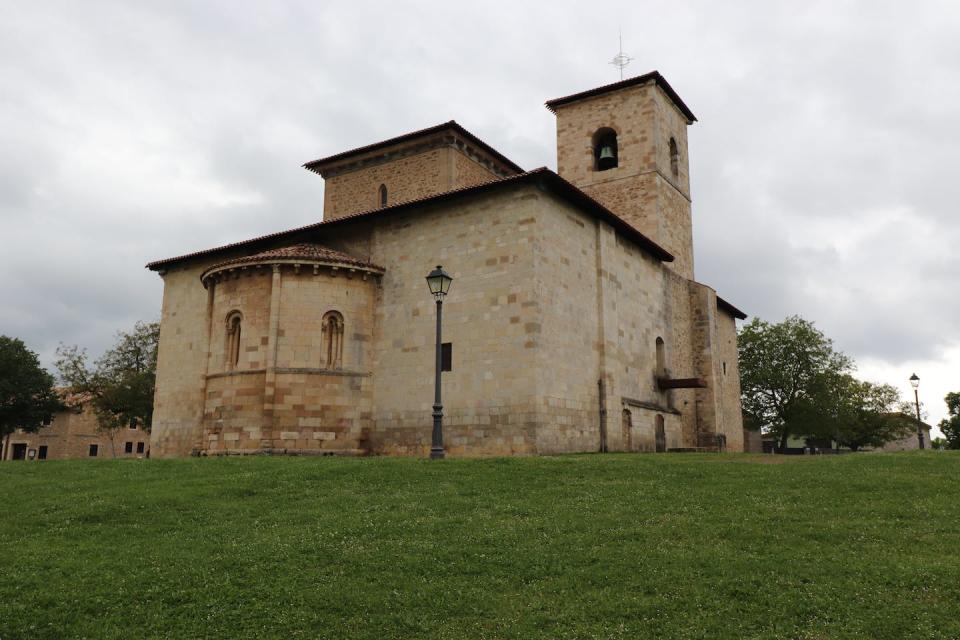 Vista general de la basílica de San Prudencio y San Andrés de Armentia (Álava). Siglo XII. Gorka López de Munain, Author provided