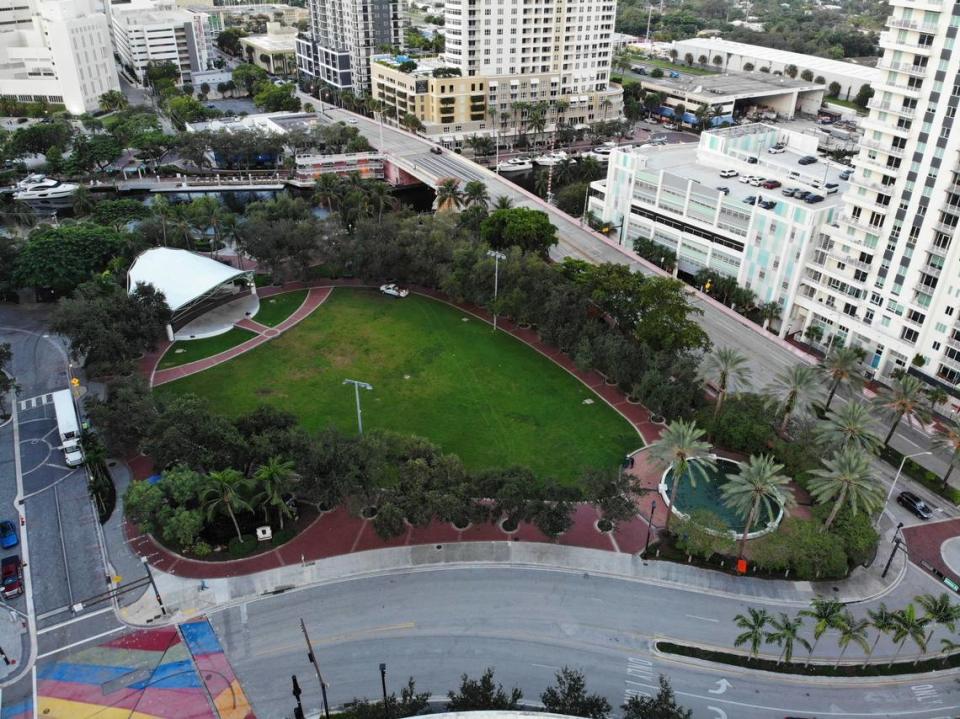 La demolición del anfiteatro tendrá lugar en diciembre, dando paso a la nueva sede de un restaurante frente al río. Arriba: Una foto actual de Huizenga Park.