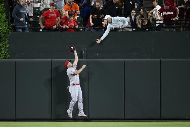 Mike Trout makes amazing no-look catch (GIF)