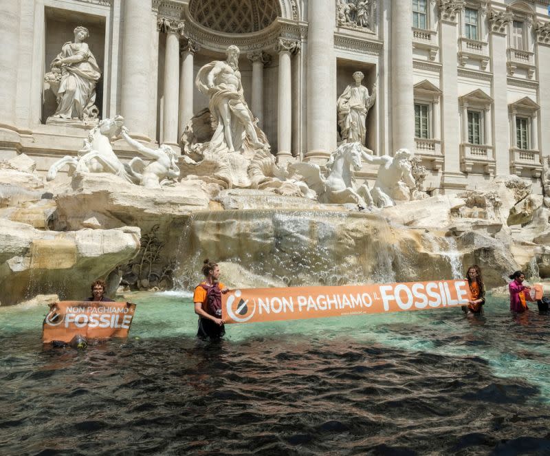 ▲環保團體「最後一代」在特雷維噴泉（Trevi Fountain）拉起布條抗議。（圖／美聯社／達志影像）