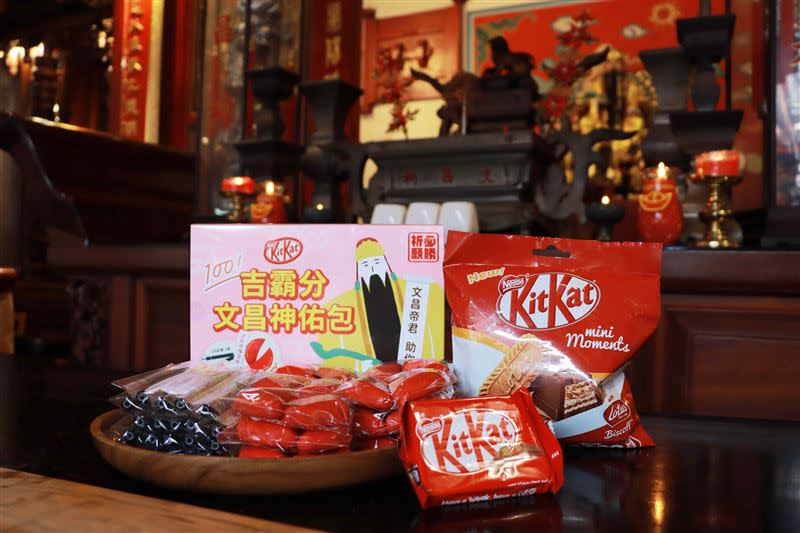 KitKat「吉霸分文昌神佑包」內含過爐過的2B鉛筆和擲筊造型橡皮擦還有KitKat經典4指包以及全台瘋搶的KitKat Lotus蓮花脆餅威化巧克力。（圖／品牌業者提供）