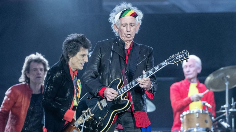 Rüstige Rentnerband: Keith Richards (vorn), Mick Jagger, Ron Wood, und Charlie Watts (v.l.) vor 67.000 Zuschauern im Berliner Olympiastadion. Foto: Paul Zinken