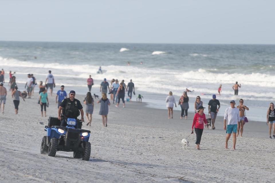 <span class="caption">Beachgoers in Jacksonville, Florida on April 17. Many were not observing social distancing.</span> <span class="attribution"><a class="link " href="https://www.gettyimages.com/detail/news-photo/jacksonville-beach-police-officer-patrols-the-crowded-news-photo/1210313300?adppopup=true" rel="nofollow noopener" target="_blank" data-ylk="slk:Getty Images / Icon Sportswire;elm:context_link;itc:0;sec:content-canvas">Getty Images / Icon Sportswire</a></span>