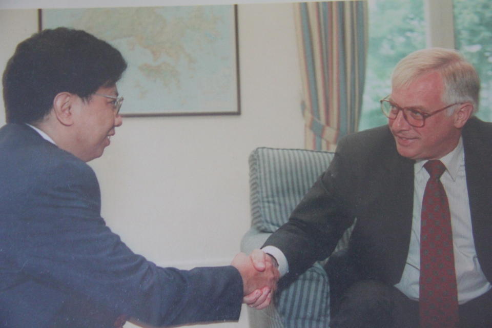 In 1997, Yang Jianxing visited the outgoing Governor Patten.  (provided by respondents)