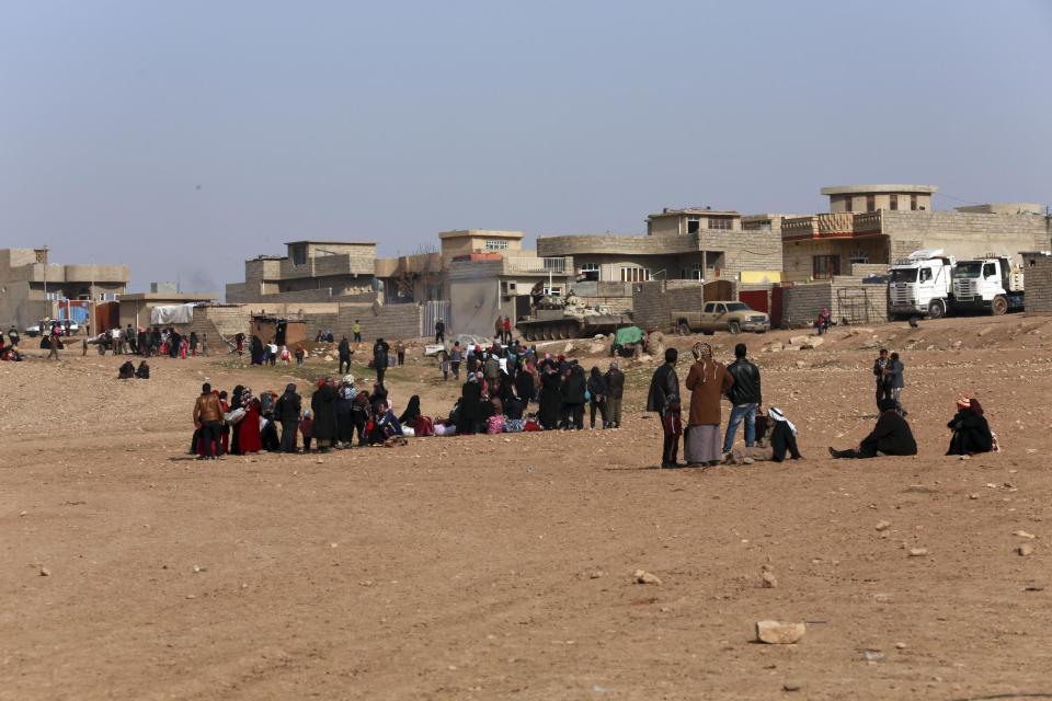 Civilians flee their villages because of fighting between Iraqi security forces and Islamic State militants, on the outskirts of Mosul, Iraq, Thursday, Jan. 26, 2017. (AP Photo/Khalid Mohammed)