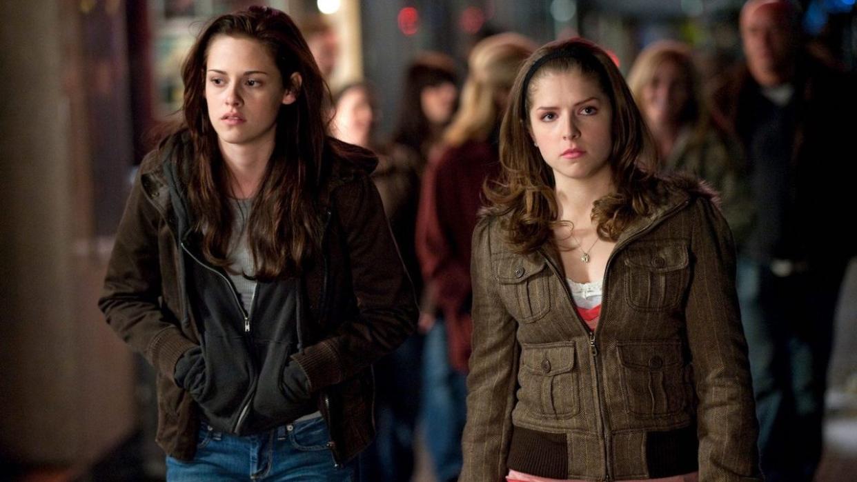  Anna Kendrick and Kristen Stewart in The Twilight Saga: New Moon 