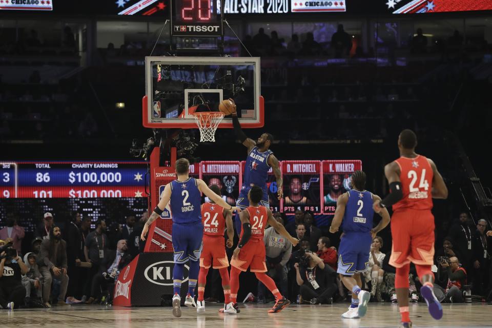 LeBron James de los Lakers de Los Ángeles clava el balón en la segunda mitad del Juego de Estrellas de la NBA el domingo 16 de febrero de 2020, en Chicago. (AP Foto/Nam Huh)