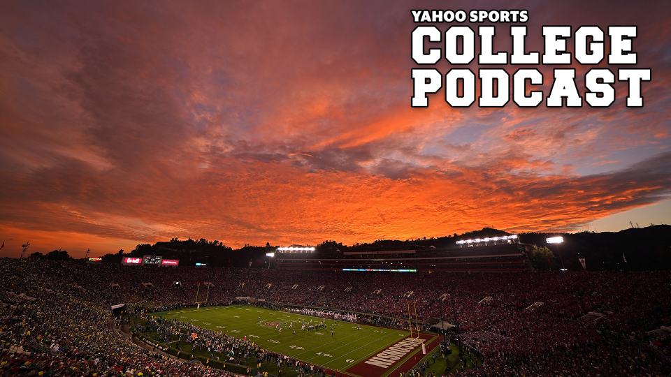 PASADENA, CALIFORNIA - JANUARY 01: A view of the stadium as the sun sets as the Oregon Ducks play the Wisconsin Badgers during the fourth quarter in the Rose Bowl game presented by Northwestern Mutual at Rose Bowl on January 01, 2020 in Pasadena, California. (Photo by Michael Heiman/2020 Getty Images)