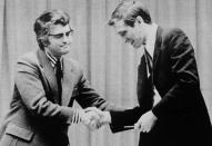 El duelo se alargó durante varios meses y 21 partidas. En la última, un error táctico de Spassky dio a su rival una posición ganadora y el soviético se rindió por teléfono antes de la reanudación después de agotar los análisis con su equipo. El 1 de septiembre de 1972, Fischer se convirtió en el primer campeón del mundo de ajedrez estadounidense. (Foto J. Walter Green / AP).