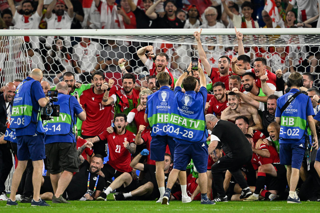 Euro 2024 : l’équipe de foot de Géorgie a été gracieusement récompensé après sa victoire contre le Portugal (Photo des joueurs de Géorgie qui cémlèbrent leur victoire face au Portugal) 