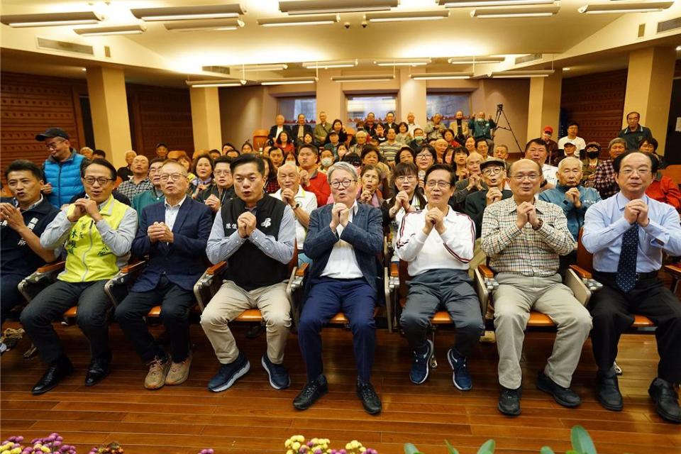 民進黨宜蘭縣黨部今天新春團拜，前代理縣長陳金德（前排右四）、新科立委陳俊宇（前排右五）都希望2026選舉能提早布局，以贏得勝選。（李忠一攝）