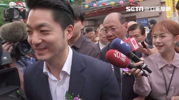 媒體問若大巨蛋開演唱會是想聽五月天還是周杰倫，台北市長蔣萬安露出笑容，沒有正面回應。