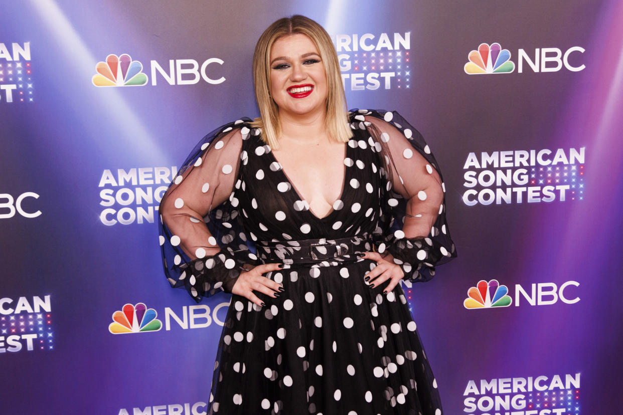 Kelly Clarkson arrives at the series premiere of 