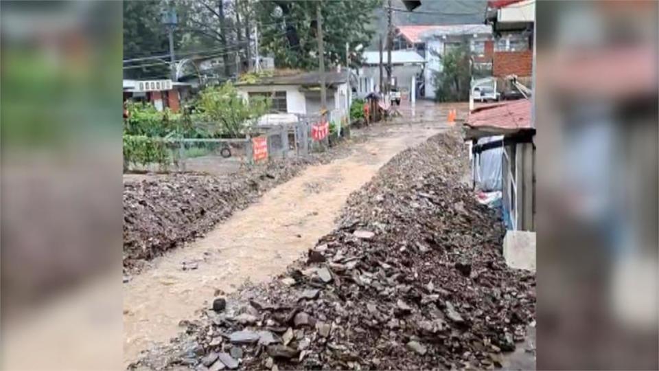 泥流與落石佈滿都達村　災民受困2天　廬山停車場「懸空」