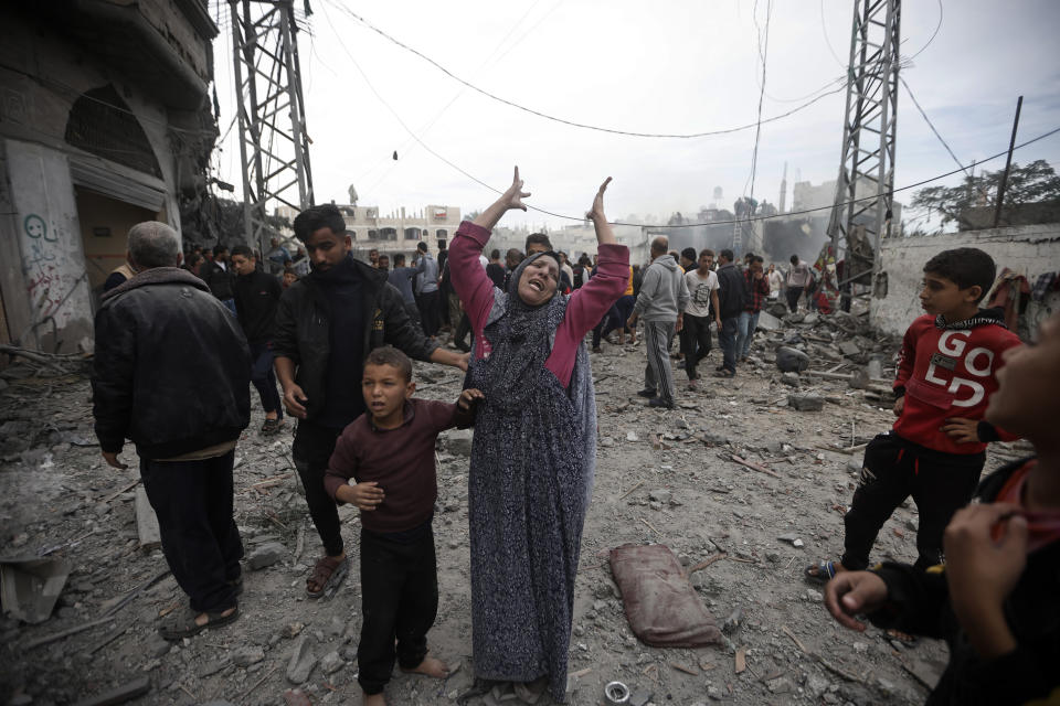 Una mujer palestina gesticula luego de un ataque aéreo de Israel sobre un campo de refugiados en Jan Yunis, en el sur de Gaza, el 7 de diciembre de 2023. (AP Foto/Mohammed Dahman)