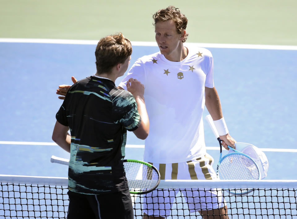 Tomas Berdych, of the Czech Republic, right, congratulates Jenson Brooksby, of the United States, after Brooksby won their first round match of the US Open tennis tournament Monday, Aug. 26, 2019, in New York. (AP Photo/Michael Owens)
