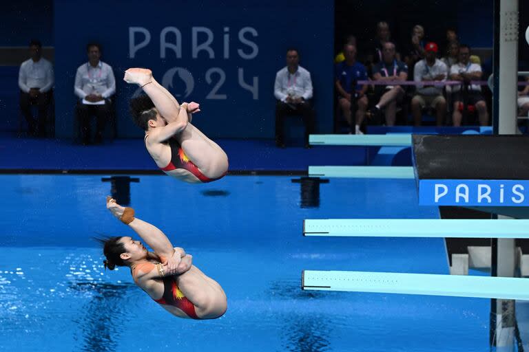 Las chinas Chang Yani y Chen Yiwen compiten en la final femenina de trampolín de 3 metros sincronizado en los Juegos Olímpicos de París 2024