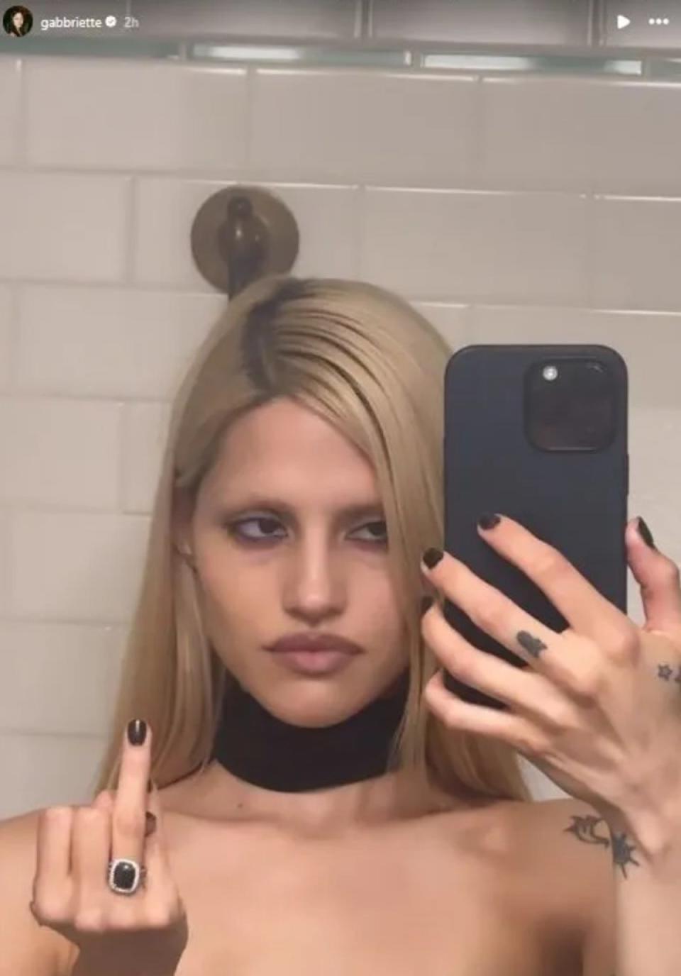 The model shared a bathroom selfie showcasing the ring (Instagram/Gabriette)