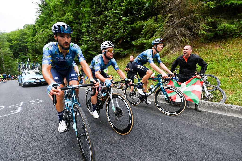  Mark Cavendish (centre) with his lead-out man Cees Bol (right) at the Tour de France 