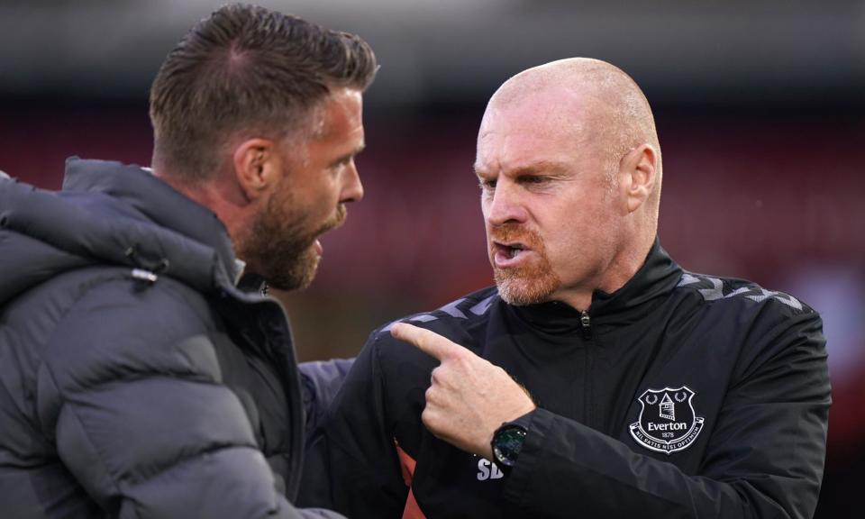<span>Sean Dyche (right) with his Luton counterpart Rob Edwards. The <a class="link " href="https://sports.yahoo.com/soccer/teams/everton/" data-i13n="sec:content-canvas;subsec:anchor_text;elm:context_link" data-ylk="slk:Everton;sec:content-canvas;subsec:anchor_text;elm:context_link;itc:0">Everton</a> manager says he will be left ‘juggling dust, not sand’ if the club is not taken over.</span><span>Photograph: Bradley Collyer/PA</span>