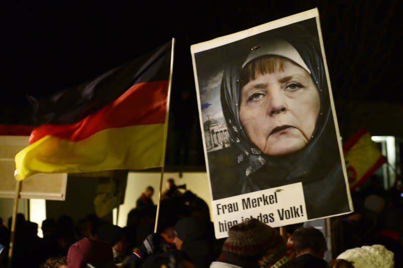 反對接收難民的德國右翼民眾抗議梅克爾難民政策。（美聯社）