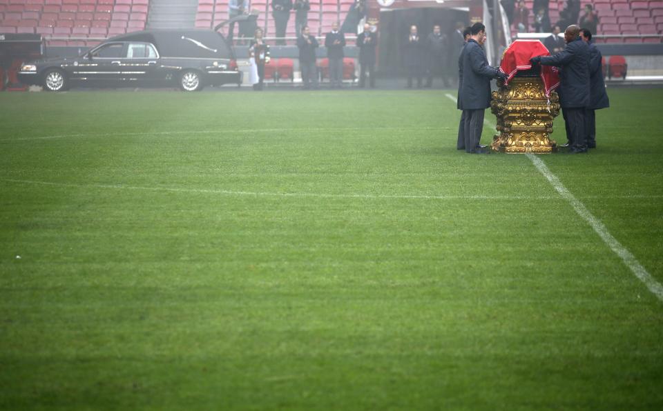 Eusebio's coffin arrives at the Luz stadium in Lisbon January 6, 2014.