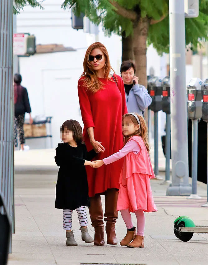 Eva Mendes con sus hijas