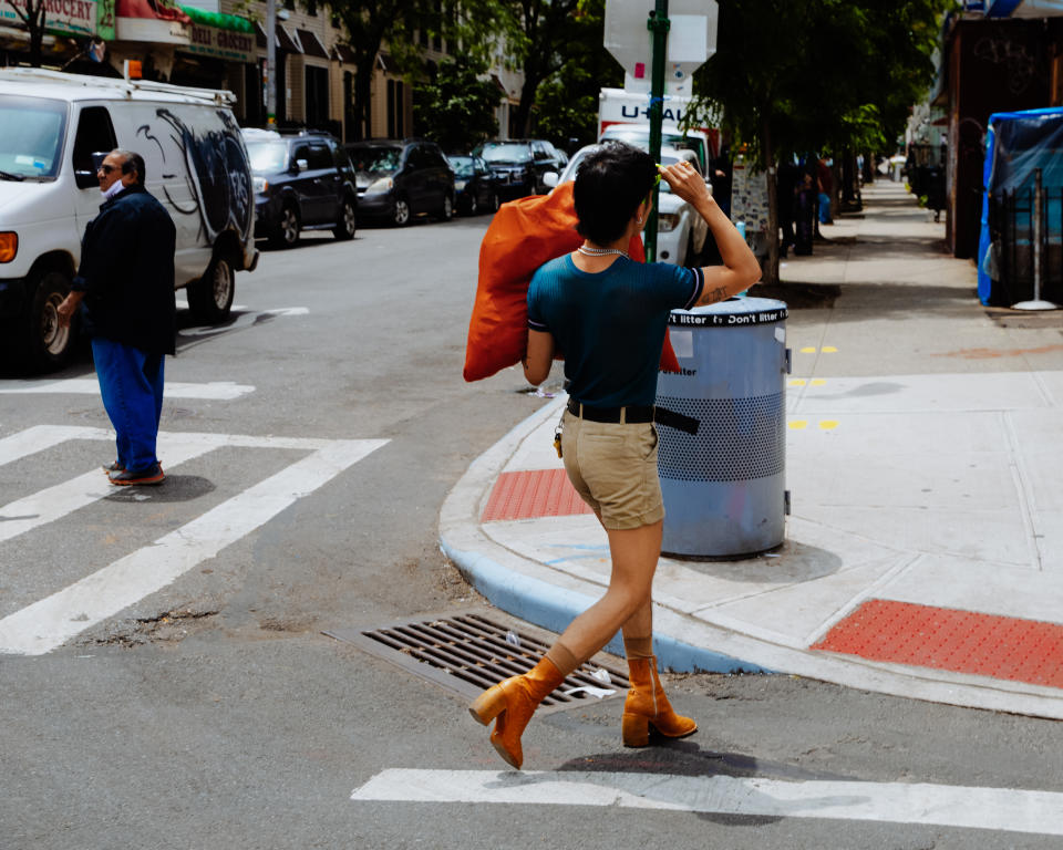 Una persona lleva tacones en las calles de Nueva York el 1.° de junio de 2021. (Justin J Wee/The New York Times)