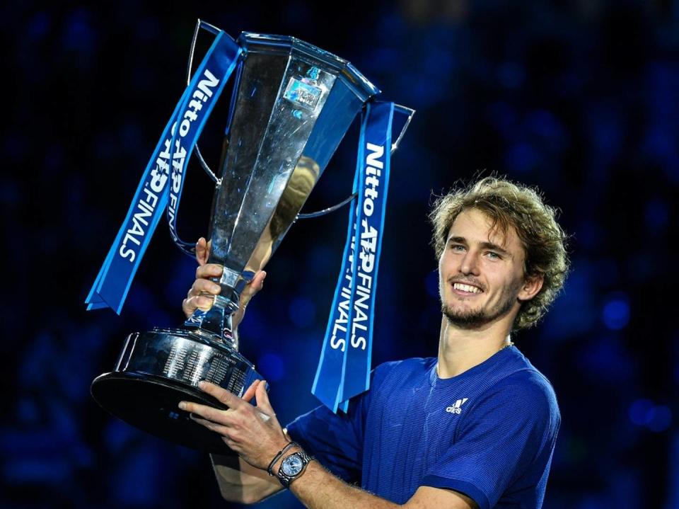 Alexander Zverev mit der Sieger-Trophäe nach seinem SIeg über Medwedew im Finale der ATP-Finals. (bild: Sport1)