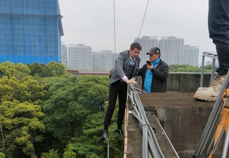 《市井豪門》倪齊民毛毛雨中吊鋼絲掛高樓圍牆外，場面驚險！（民視提供）