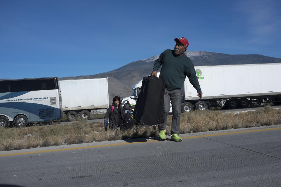 <p>MATEHUALA, SAN LUIS POTOSÍ, 09DICIEMBRE2017.- La carretera Monterrey-Saltillo permaneció parada debido a las nevadas de los últimos días. La foto es a la altura del paradero San Francisco, cerca de Matehuala (aún estado de San Luis Potosí), donde algunos pasajeros optaron por bajar de los camiones de pasajeros, cruzar la carretera, y tomar un autobús que tomara la desviación por la carretera libre hacia Linares.<br> FOTO: PEDRO ANZA /CUARTOSCURO.COM </p>