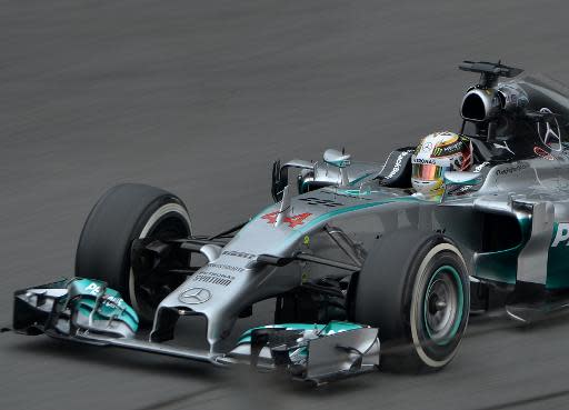 El piloto británico de Mercedes Lewis Hamilton, a punto de terminar la segunda tanda de entrenamientos libres del Gran Premio de China Fórmula 1 el 18 de abril de 2014 en Shanghai (AFP | Mrak Ralston)