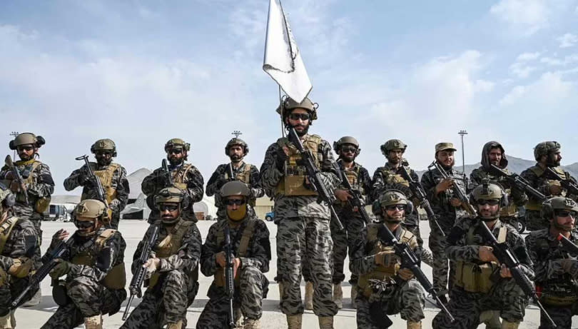 在喀布爾機場遊行的塔利班特種部隊士兵從頭到腳都穿著西方國家的裝備，士兵們更把鳴槍當禮砲，歡送美軍全面撤離。（圖／達志／美聯社）