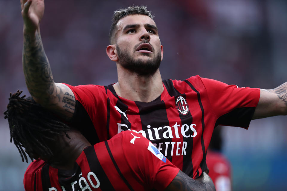 MILAN, ITALY - MAY 15: Theo Hernandez of AC Milan and Rafael Leao of AC Milan celebrates after scoring his team's second goal with team mates during the Serie A match between AC Milan and Atalanta BC at Stadio Giuseppe Meazza on May 15, 2022 in Milan, Italy. (Photo by Sportinfoto/vi/DeFodi Images via Getty Images)